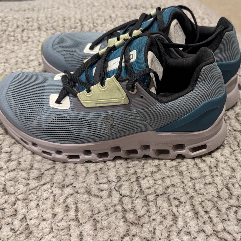 On Clouds Cloudstratus Women’s sneakers size 7.5 EUC